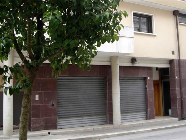 Negozio con due ampie vetrine