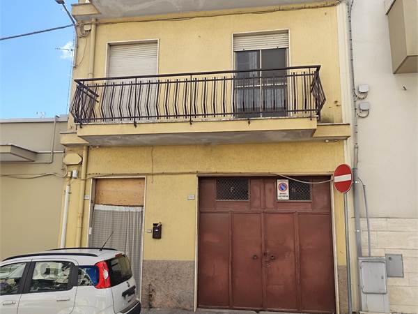 Casa unifamiliare con ampi locali deposito