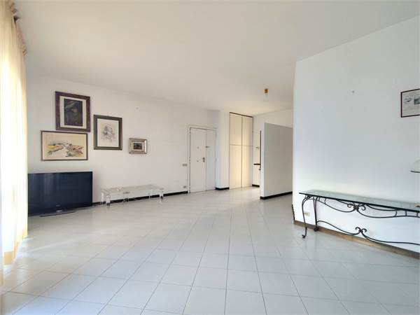 Ampio appartamento con box auto 