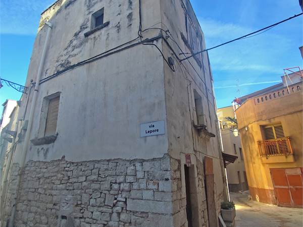 Casa angolare da ristrutturare