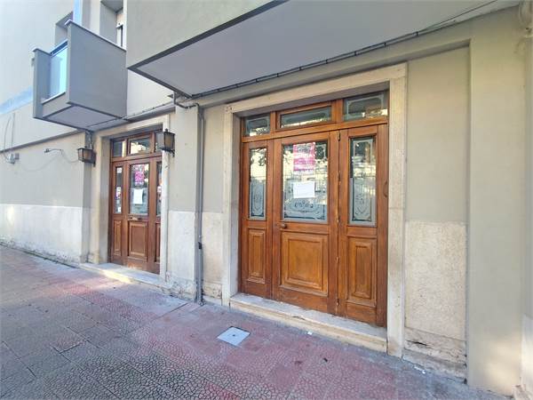 Locale commerciale con canna fumaria e giardino